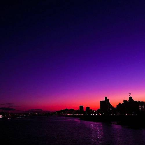 هنوز نقطه ضعفاتو میدونم تو برنگرد ولی پشیمونم پشیمونم